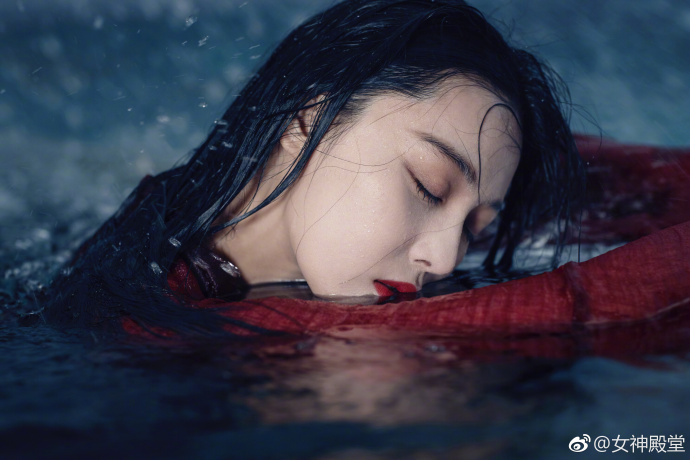 江苏美女明星张馨予夏日清凉大片人在水中如同 6
