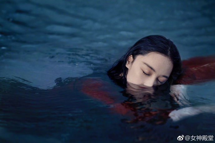 江苏美女明星张馨予夏日清凉大片人在水中如同 7