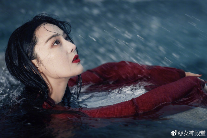 江苏美女明星张馨予夏日清凉大片人在水中如同 8