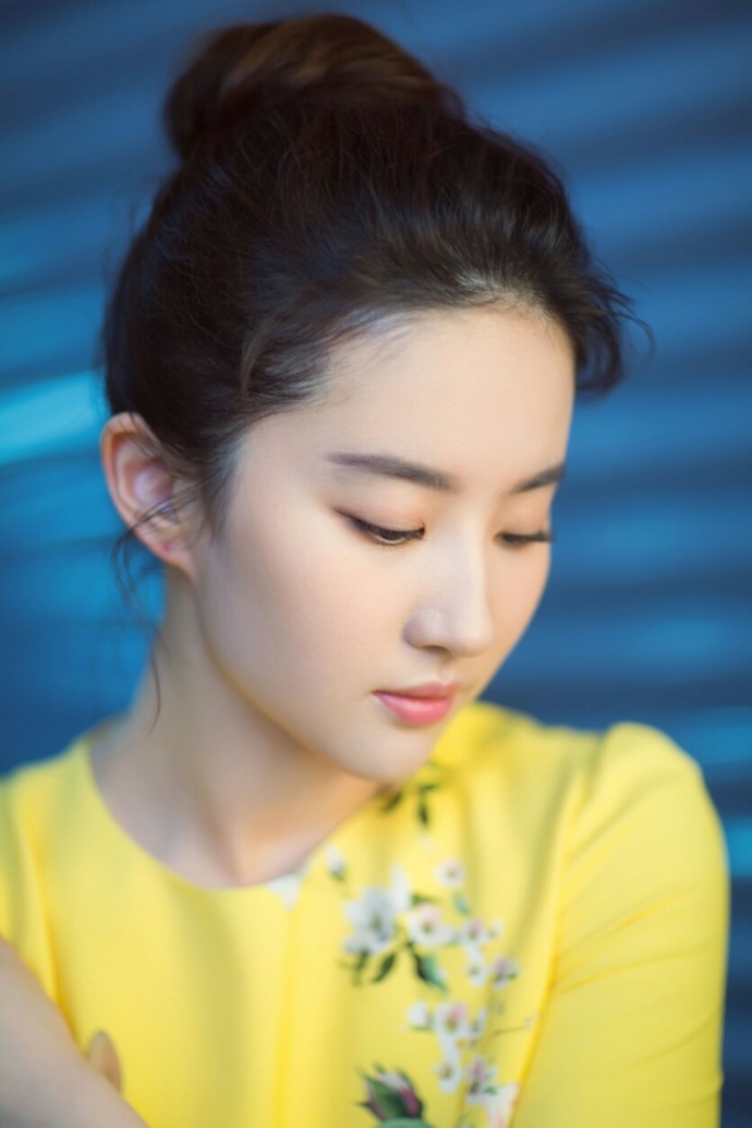 小仙女刘亦菲丸子头搭配黄色连衣裙出席活动照 5