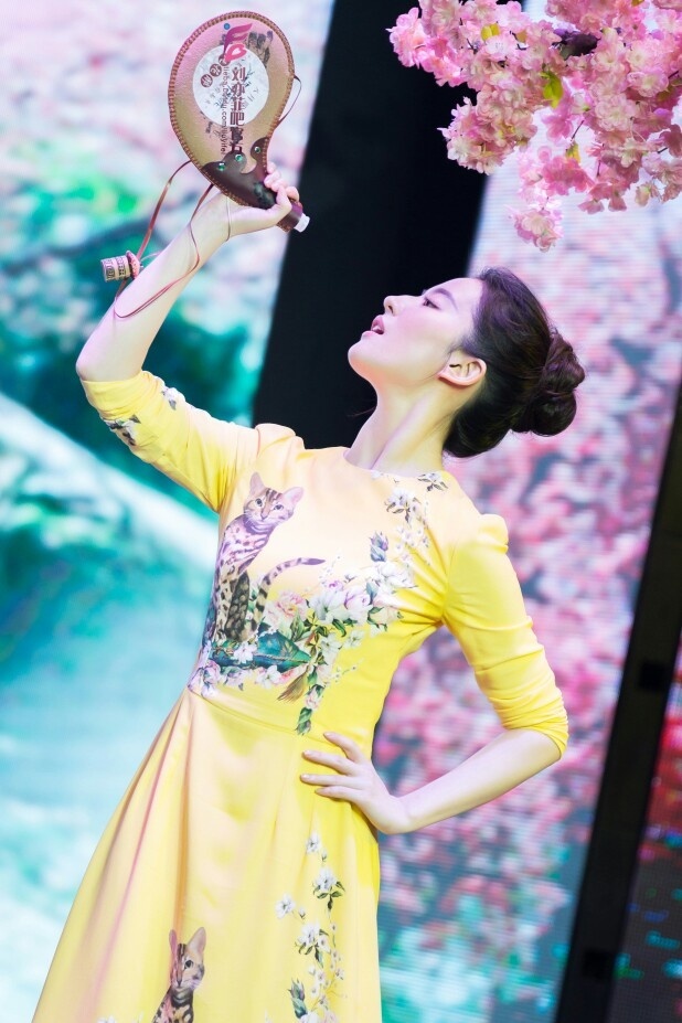小仙女刘亦菲丸子头搭配黄色连衣裙出席活动照 7