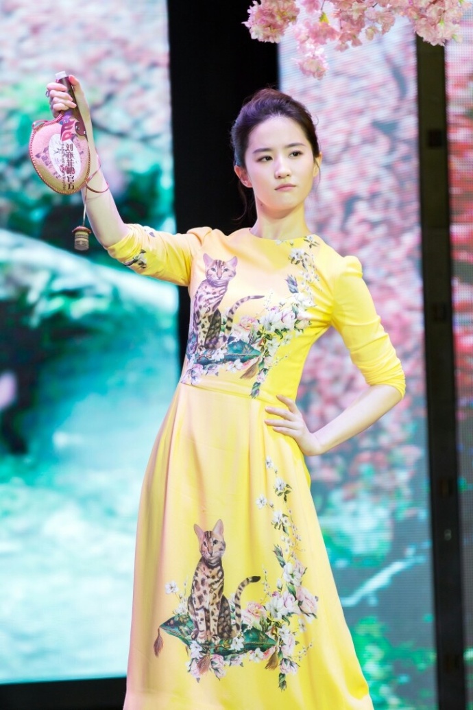 小仙女刘亦菲丸子头搭配黄色连衣裙出席活动照 8