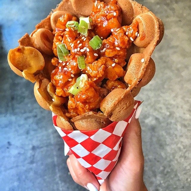 小吃图片:Waffle & Chicken鸡蛋仔搭配炸鸡图片