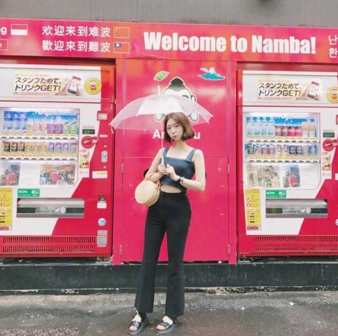 网络美女照片:164cm短发女孩夏日清凉穿搭技巧