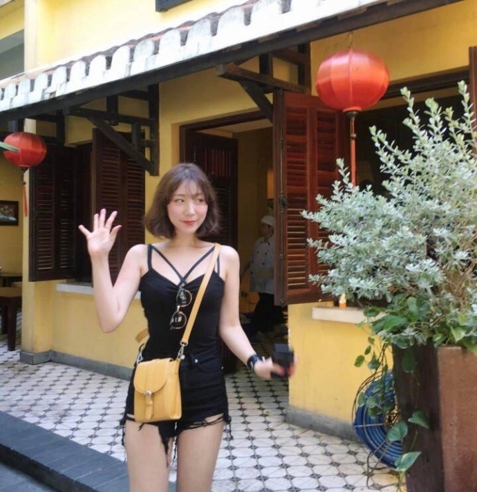 网络美女照片:164cm短发女孩夏日清凉穿搭技巧 3