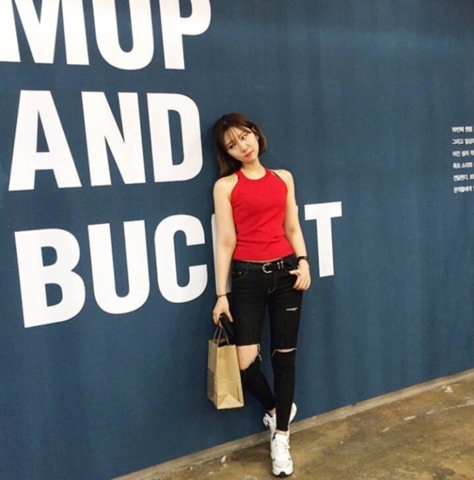 网络美女照片:164cm短发女孩夏日清凉穿搭技巧 4