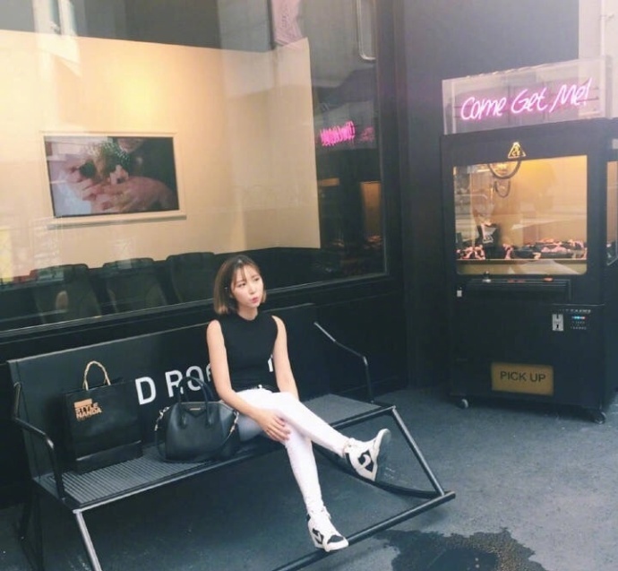 网络美女照片:164cm短发女孩夏日清凉穿搭技巧 5