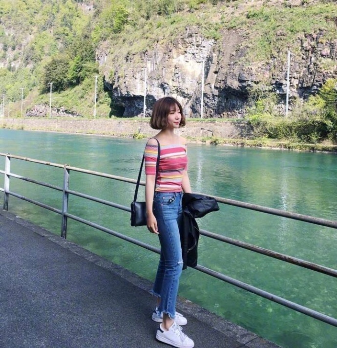 网络美女照片:164cm短发女孩夏日清凉穿搭技巧 6