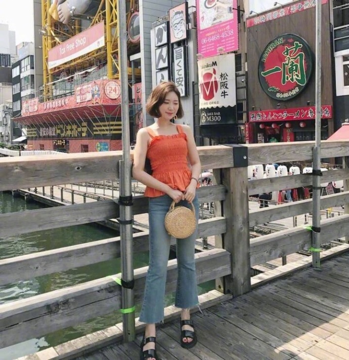 网络美女照片:164cm短发女孩夏日清凉穿搭技巧 7