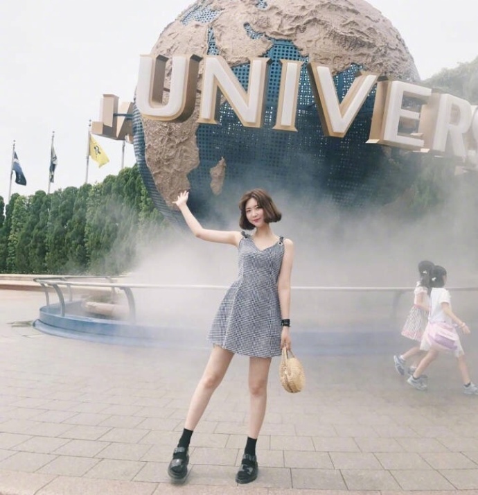网络美女照片:164cm短发女孩夏日清凉穿搭技巧 8