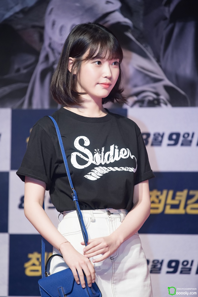 韩国美女明星李知恩IU齐肩短发活动照 4