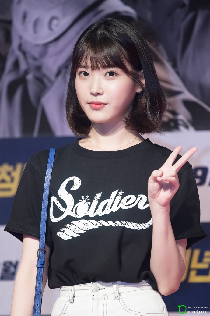 韩国美女明星李知恩IU齐肩短发活动照 5
