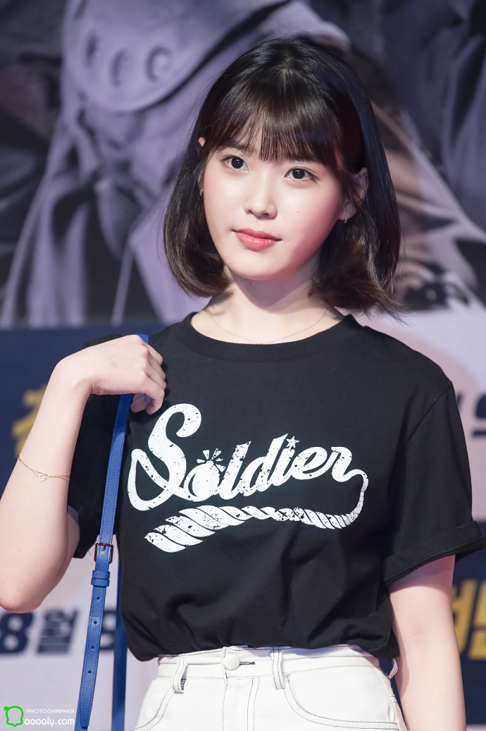 韩国美女明星李知恩IU齐肩短发活动照 6
