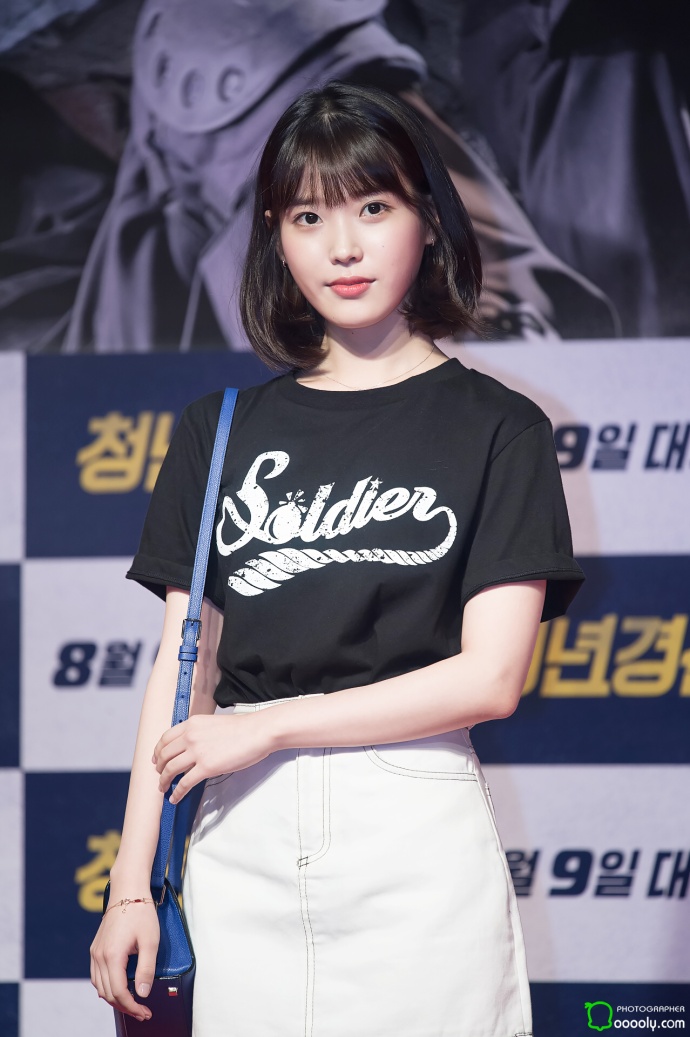 韩国美女明星李知恩IU齐肩短发活动照 9
