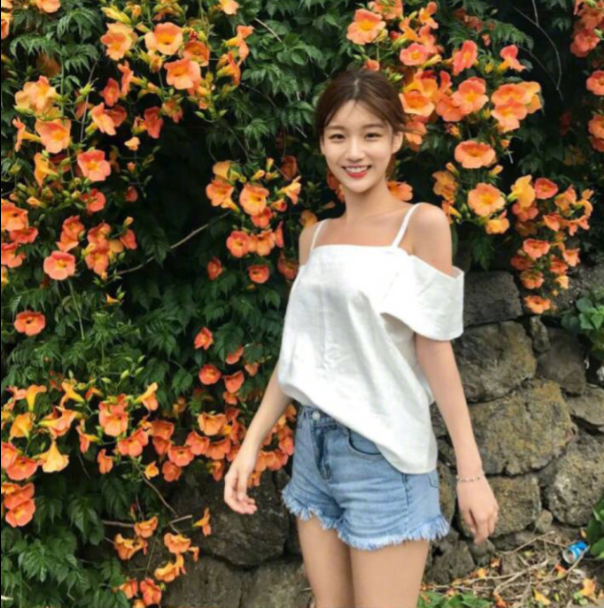网络美女搭配参考夏日甜美度假风穿搭技巧 7