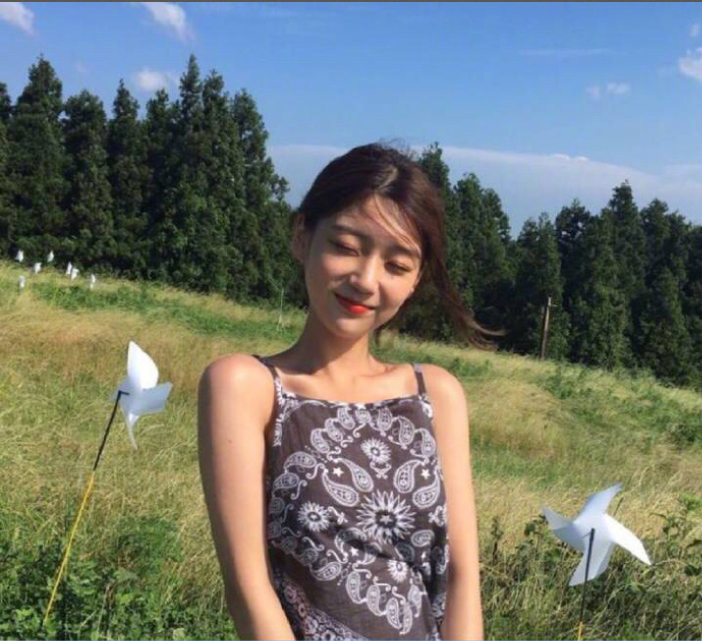 网络美女搭配参考夏日甜美度假风穿搭技巧 13