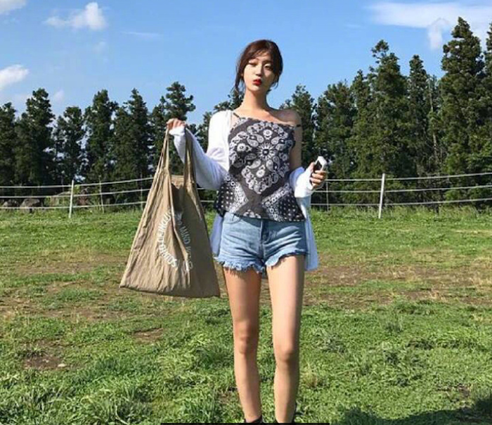 网络美女搭配参考夏日甜美度假风穿搭技巧 14