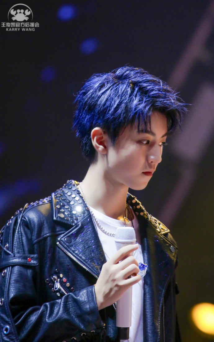 中国男团tfboys成员王俊凯蓝色发色黑色皮衣演唱 3