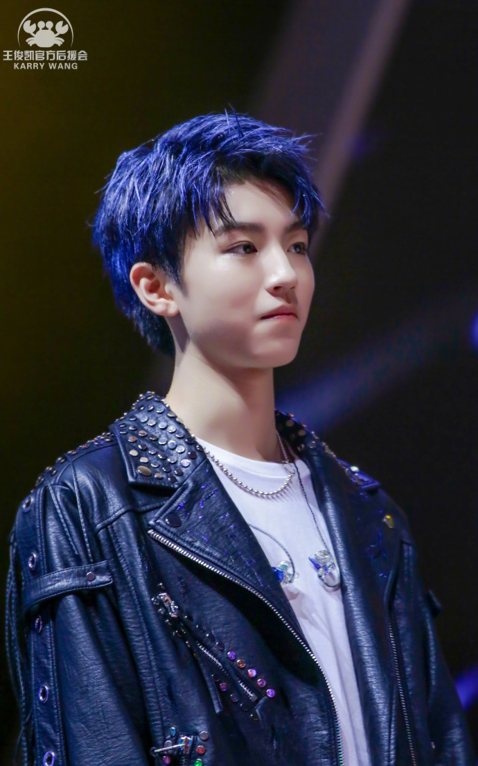 中国男团tfboys成员王俊凯蓝色发色黑色皮衣演唱 7