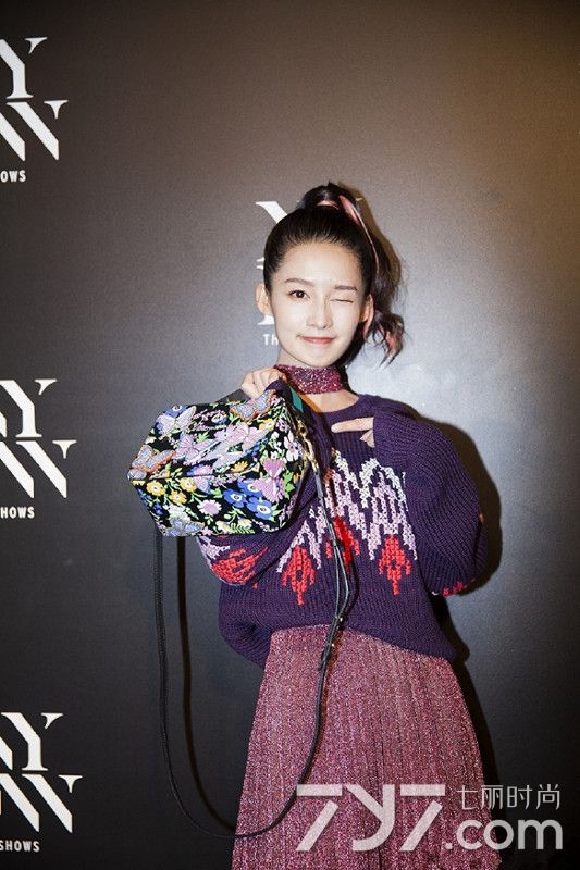 内地美女演员李沁优雅少女力街拍照 8