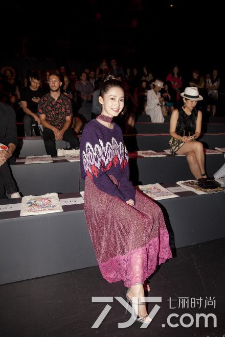 内地美女演员李沁优雅少女力街拍照 9