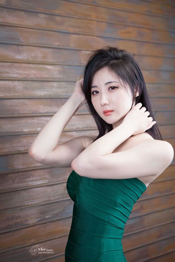 性感美女模特深绿色抹胸裙性感写真