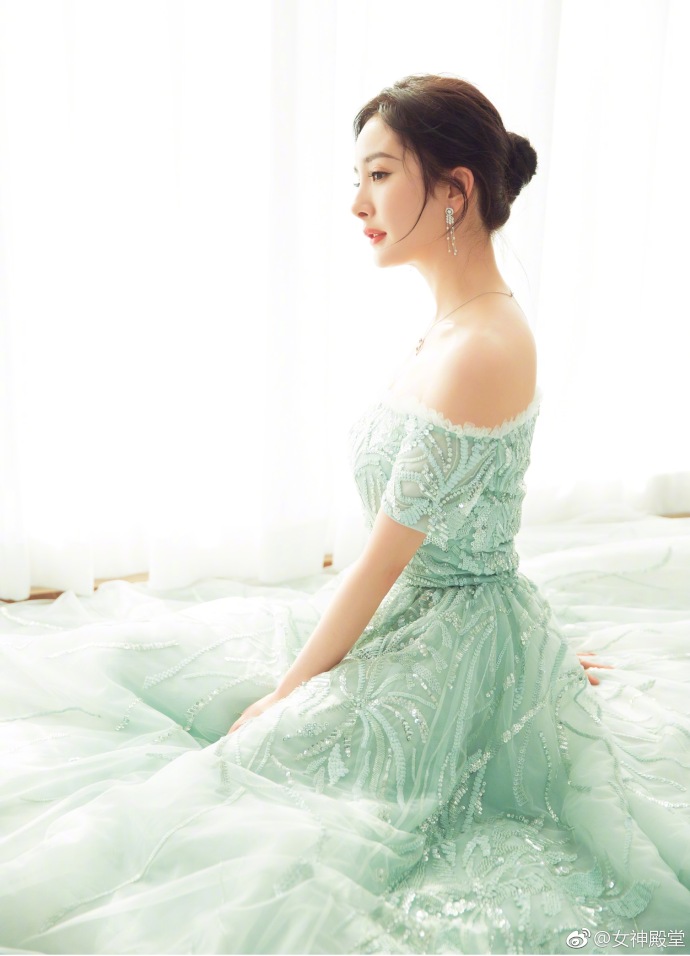 北京美女明星杨幂出席一抹香肩翠绿色礼服清新 2