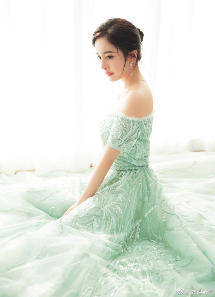 北京美女明星杨幂出席一抹香肩翠绿色礼服清新 5