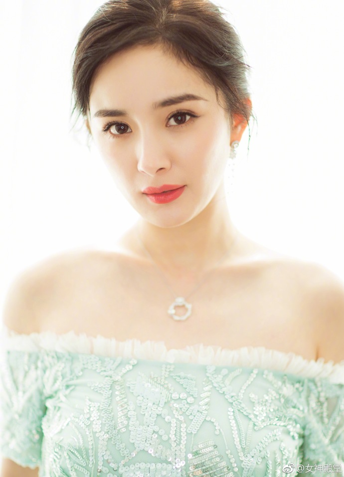 北京美女明星杨幂出席一抹香肩翠绿色礼服清新 7
