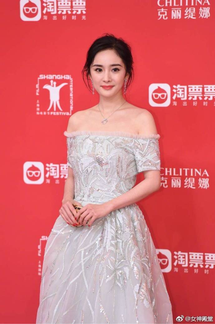 北京美女明星杨幂出席一抹香肩翠绿色礼服清新 8