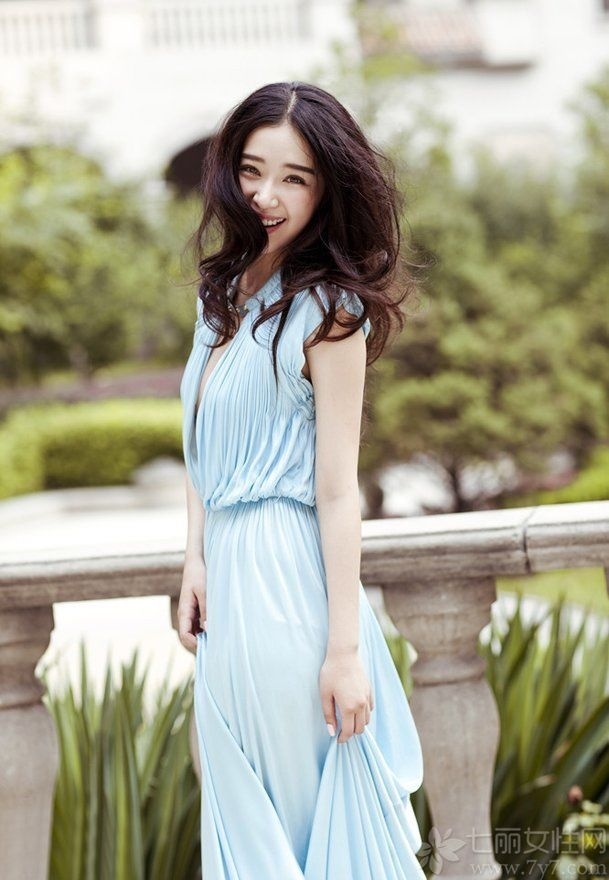 内地美女明星阚清子微卷长发魅惑写真 4