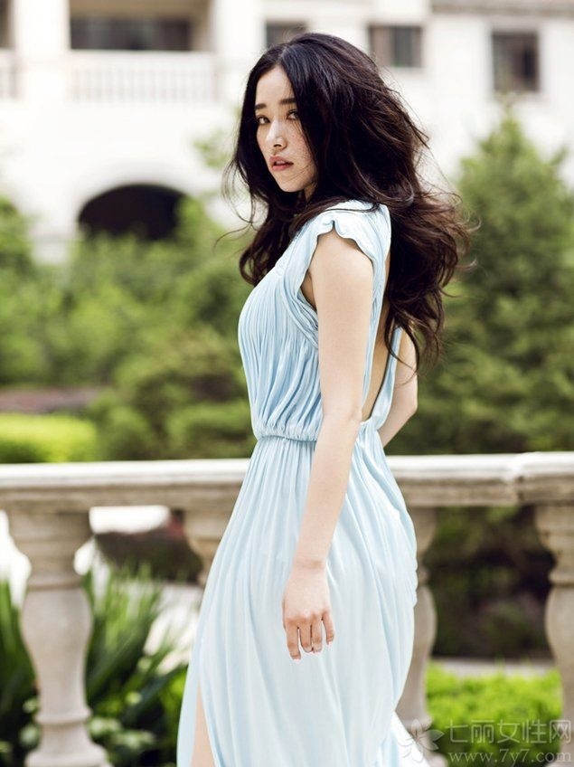 内地美女明星阚清子微卷长发魅惑写真 9