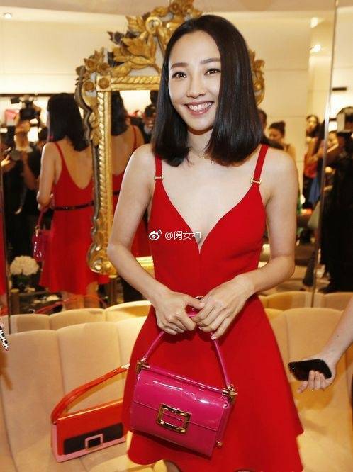 内地女演员白百何红色吊带裙香肩美背小性感图 5