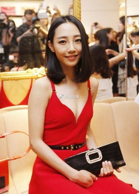 内地女演员白百何红色吊带裙香肩美背小性感图 7