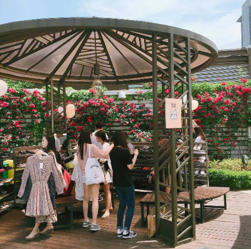 清纯美女闺蜜出游拍照示范 ​​​​ 21