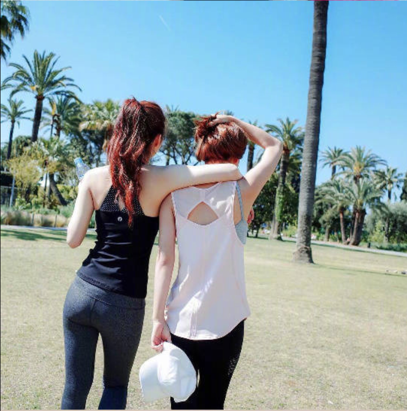 清纯美女闺蜜出游拍照示范 ​​​​ 23