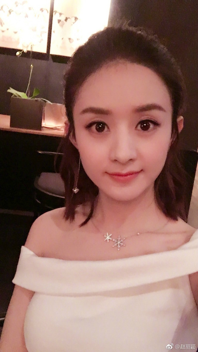 河北美女明星赵丽颖半扎丸子头精灵可爱自拍照