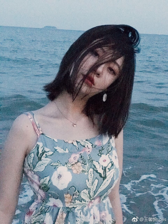 清纯美女王馨悦小碎花连衣裙海边图片 2