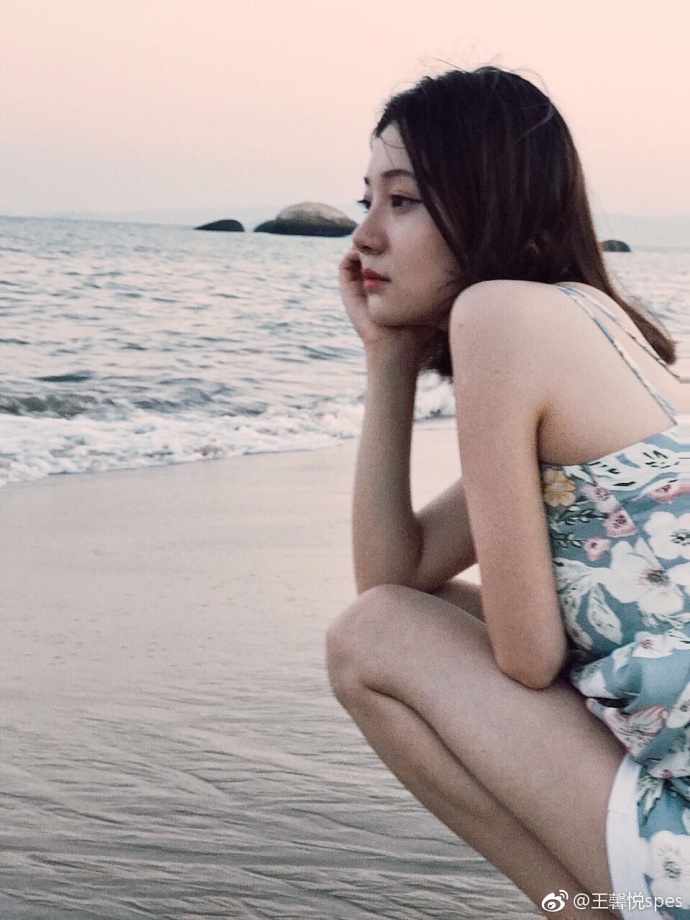 清纯美女王馨悦小碎花连衣裙海边图片 3