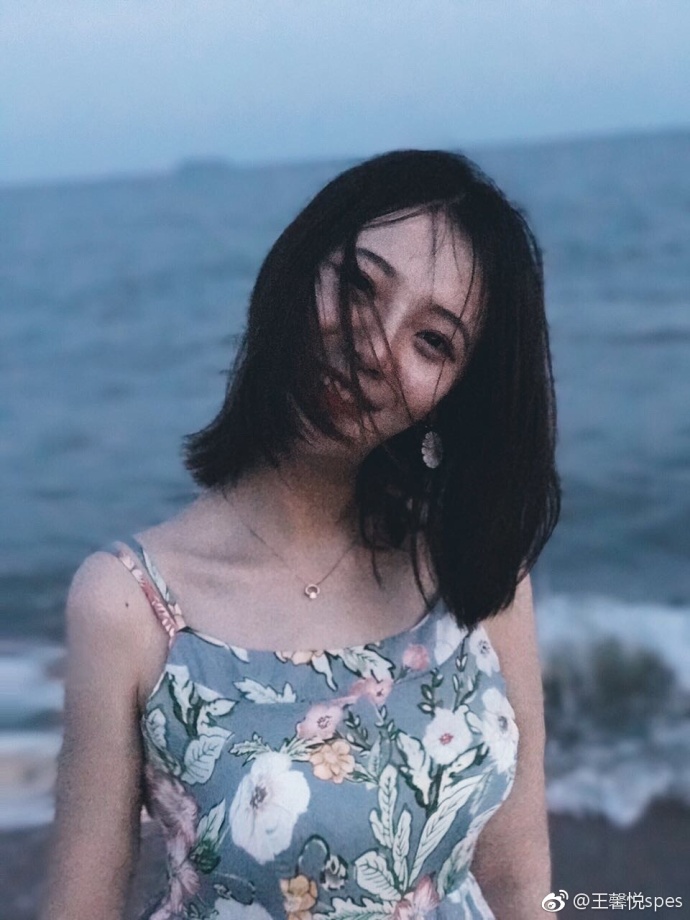 清纯美女王馨悦小碎花连衣裙海边图片 4