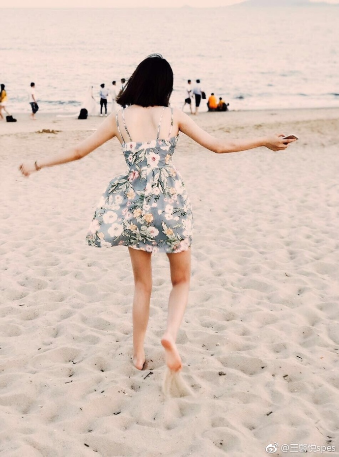 清纯美女王馨悦小碎花连衣裙海边图片 5
