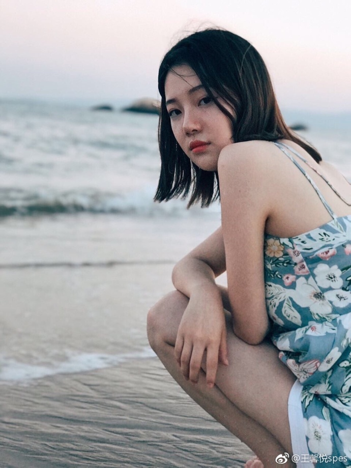 清纯美女王馨悦小碎花连衣裙海边图片 6