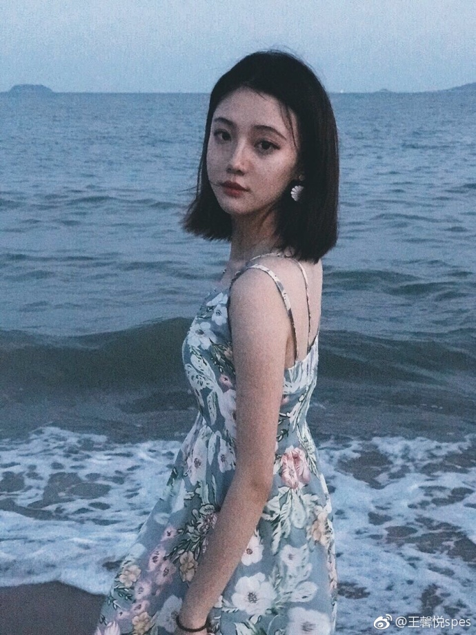 清纯美女王馨悦小碎花连衣裙海边图片 7