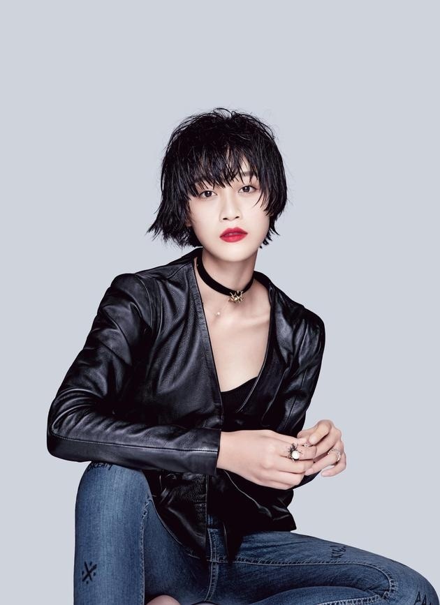 上海美女演员蓝盈莹皮衣红唇短发帅气写真 2