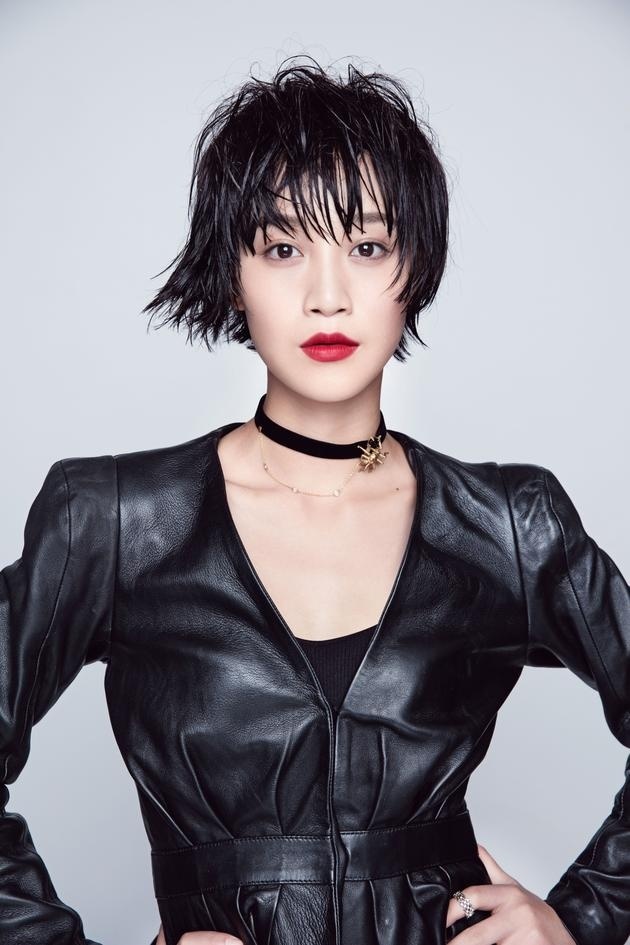 上海美女演员蓝盈莹皮衣红唇短发帅气写真 4
