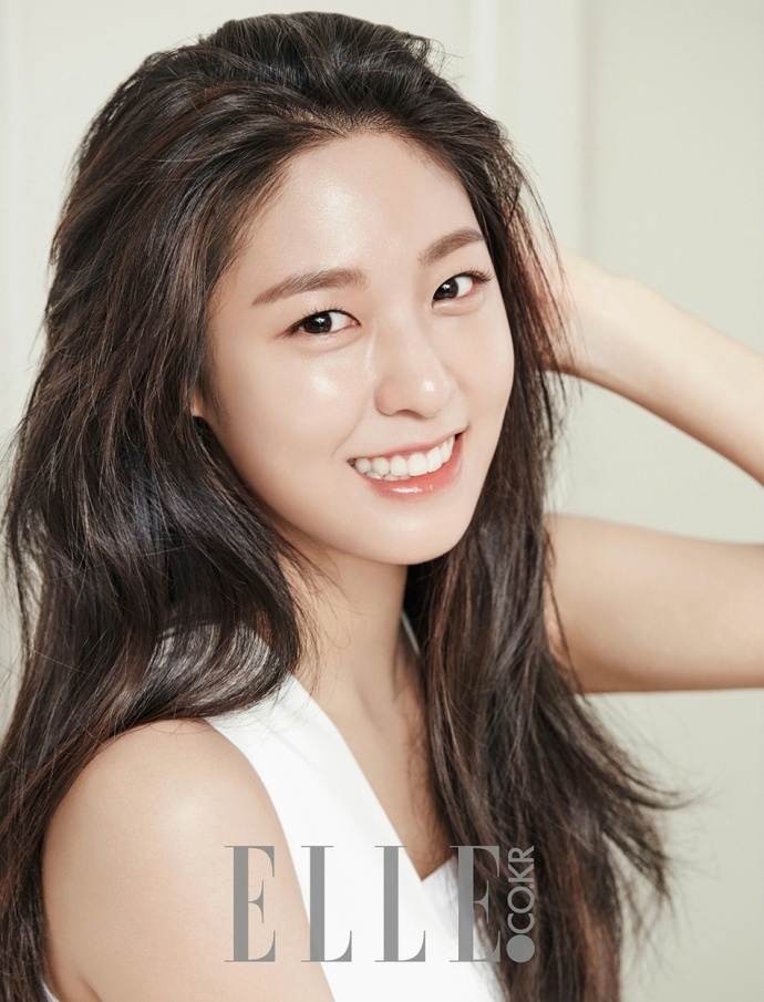韩国美女团组合AOA雪炫登时尚杂志封面 薄纱裹身 4