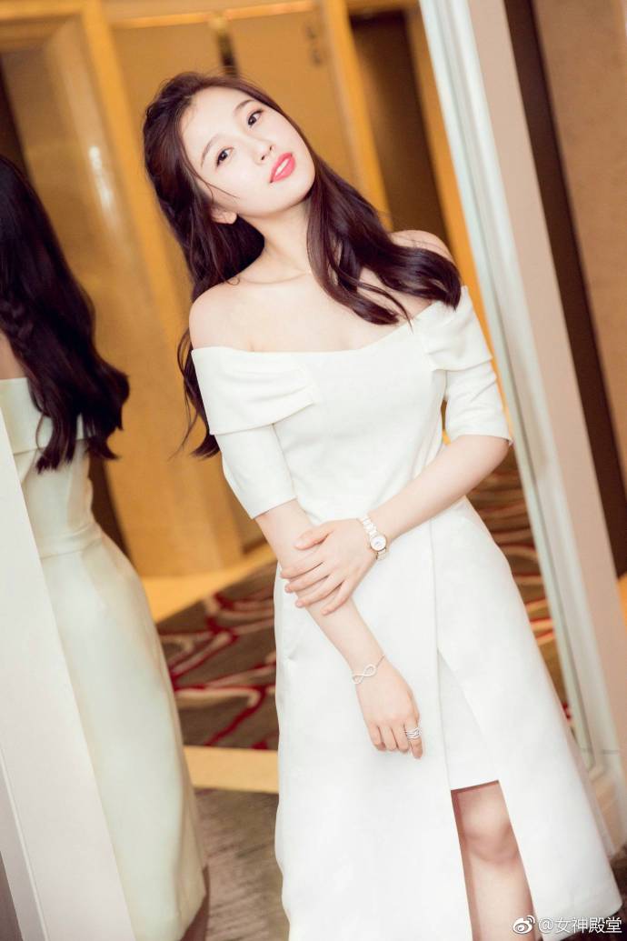 长发美女明星虞书欣白色礼服优雅出席某活动图 4