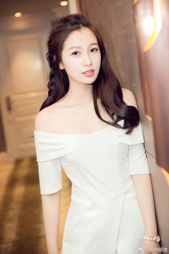 长发美女明星虞书欣白色礼服优雅出席某活动图 5