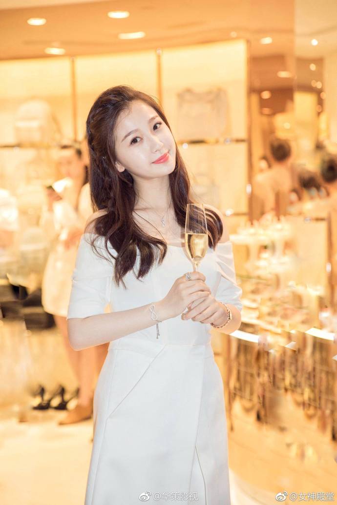 长发美女明星虞书欣白色礼服优雅出席某活动图 7