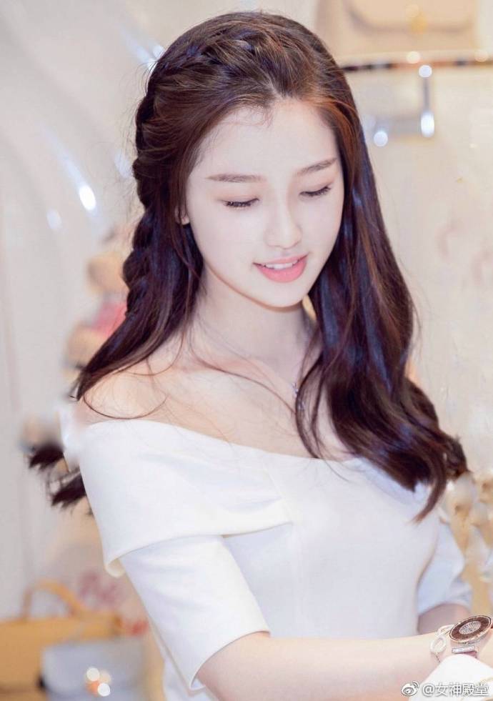 长发美女明星虞书欣白色礼服优雅出席某活动图 8
